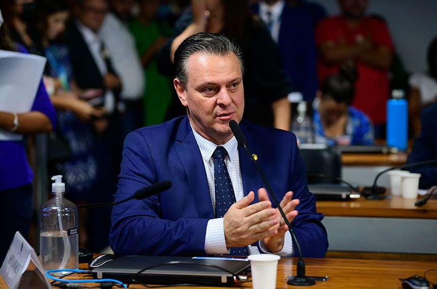 Em pronunciamento, à bancada,senador Carlos Fávaro (PSD-MT).