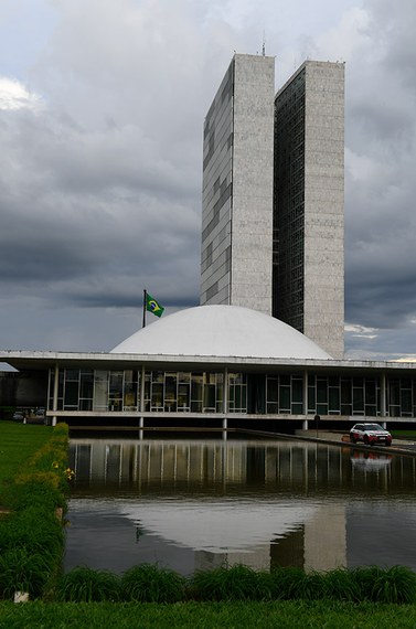 Trata-se de uma doença de herança genética recessiva, os pacientes costumam herdar a anomalia dos pais e desenvolvê-la ao longo da vida.