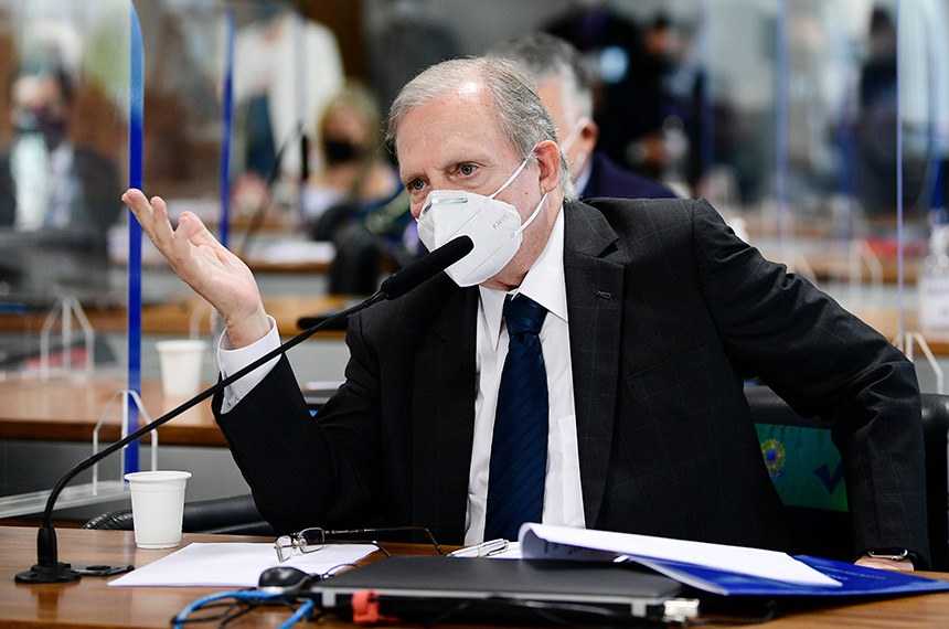 À bancada, em pronunciamento, senador Tasso Jereissati (PSDB-CE).