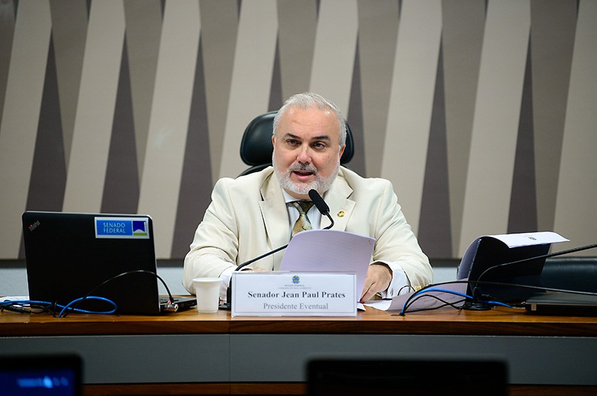 À mesa, presidente eventual da CMA, senador Jean Paul Prates (PT-RN), conduz audiência.