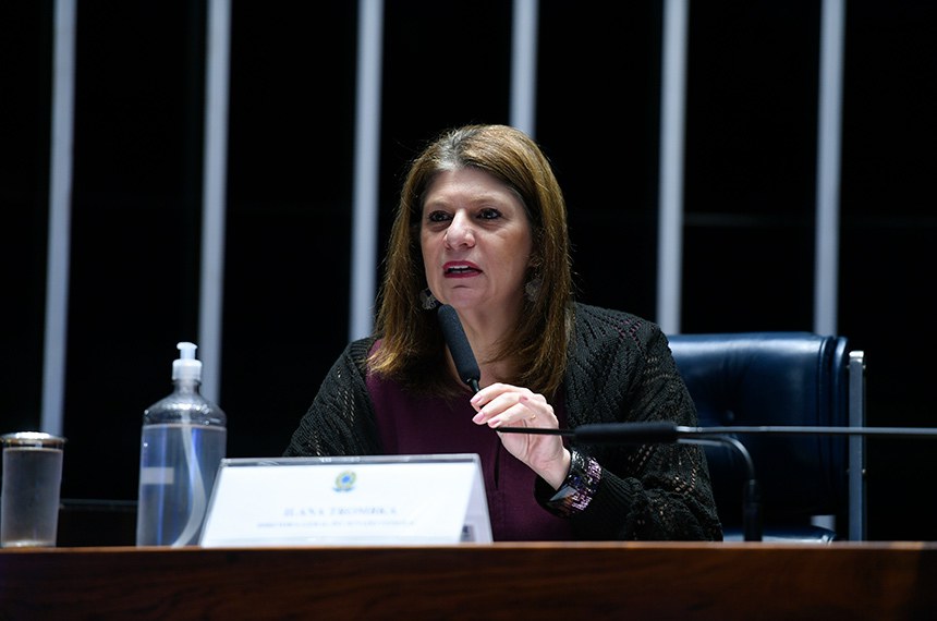 À mesa, em pronunciamento, diretora-geral do Senado Federal, Ilana Trombka.