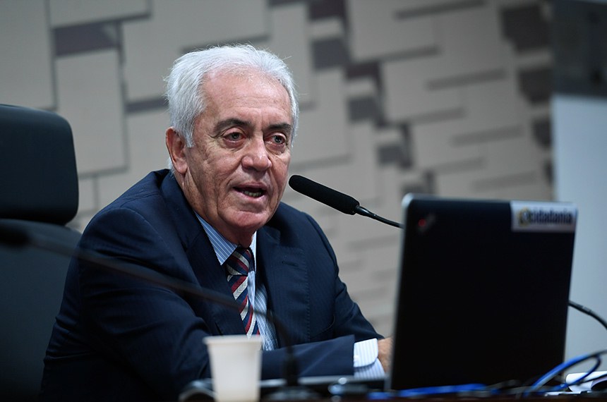 À mesa, presidente da CAE, senador Otto Alencar (PSD-BA), conduz reunião.