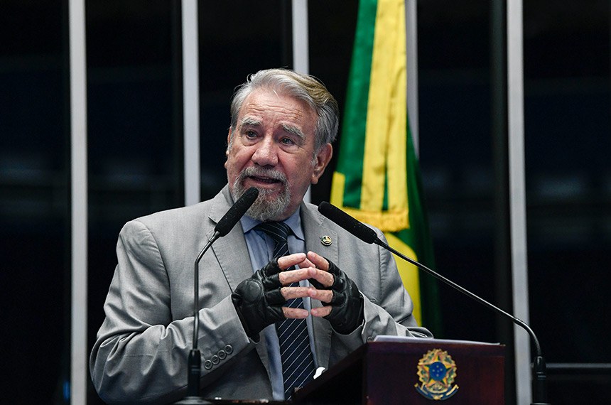 À tribuna, em discurso, senador Guaracy Silveira (PP-TO). 