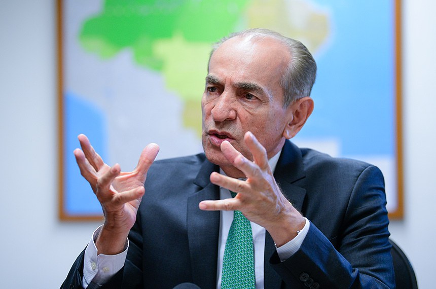 Marcelo Castro (MDB-PI) defende a desoneração da folha de pagamento de hospitais privados e a aprovação do PLP 44/2022, que permite realocar recursos de estados e municípios. O senador também afirma que estão sendo tomadas todas as providências, em consonância com o Supremo Tribunal Federal, para viabilizar os recursos para cumprir piso salarial da enfermagem.