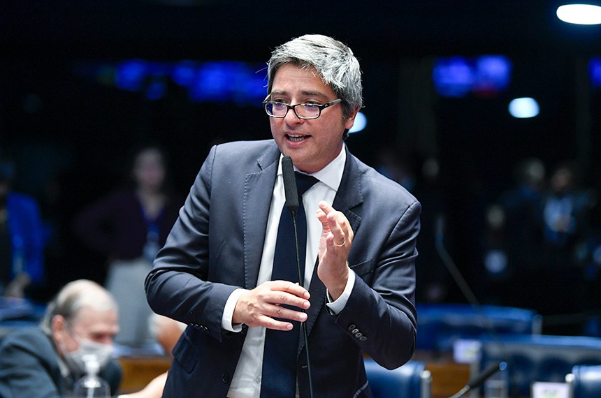 À bancada, em pronunciamento, senador Carlos Portinho (PL-RJ).