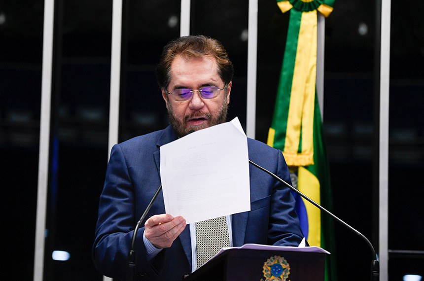 Em discurso, à tribuna, relator do PLV 28/2022, senador Plínio Valério (PSDB-AM).