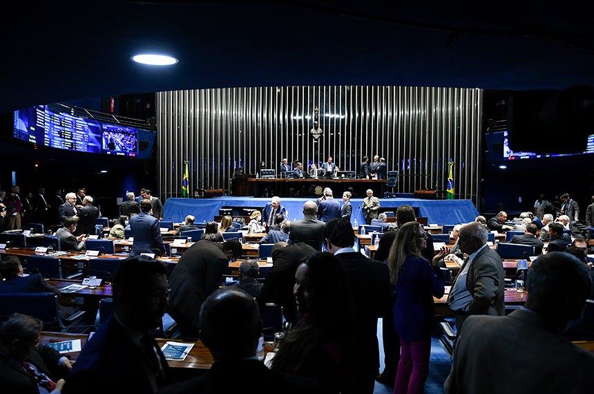 Senadores à bancada.