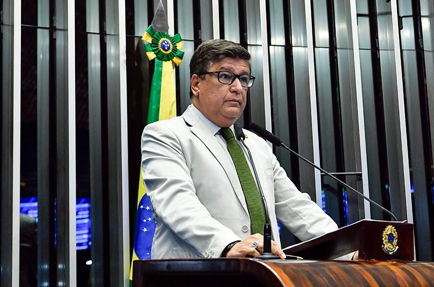 À tribuna, em discurso, senador Carlos Viana (PL-MG). 