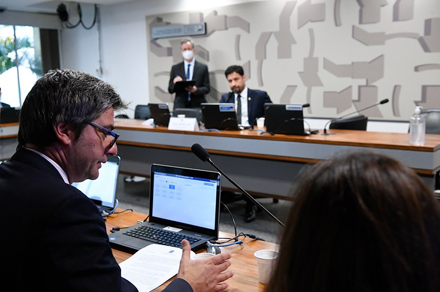 À bancada, em pronunciamento, senador Carlos Portinho (PL-RJ).