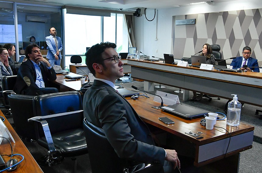 Mesa:
relatora da CJSUBIA, advogada e professora Laura Schertel Ferreira Mendes.
advogado Fabrício de Mota Alves.