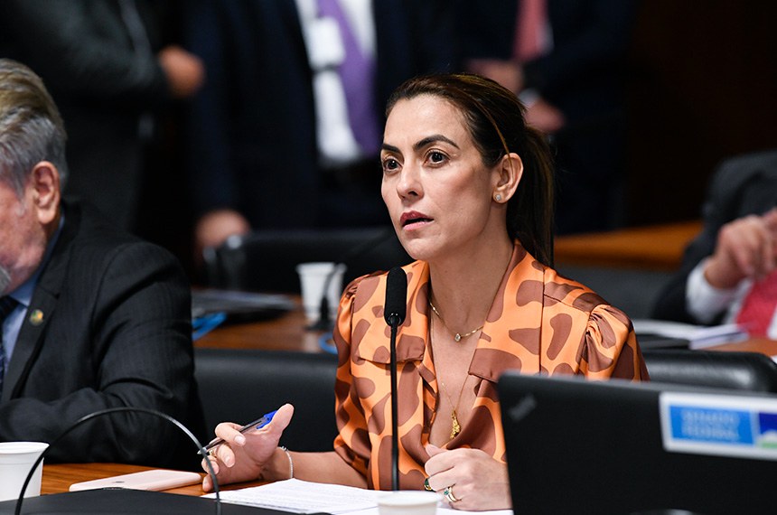À mesa, em pronunciamento, senadora Soraya Thronicke (União-MS).