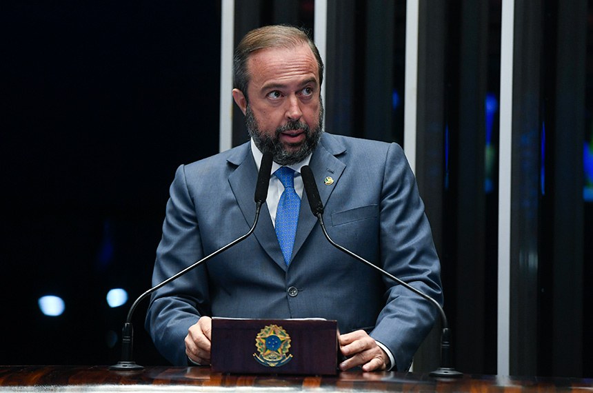 Em discurso, à tribuna, senador Alexandre Silveira (PSD-MG).