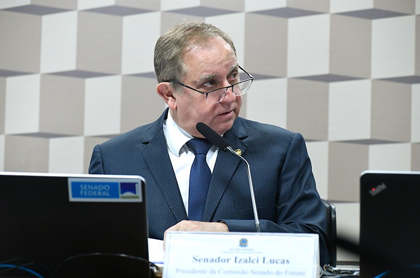 Presidente da CSF, senador Izalci Lucas (PSDB-DF), conduz reunião.