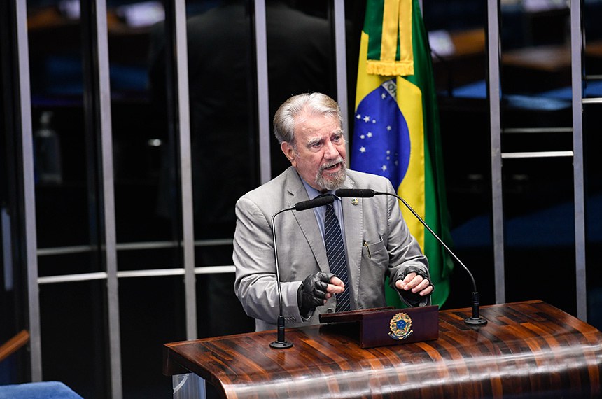 À tribuna, em discurso, senador Guaracy Silveira (PP-TO).