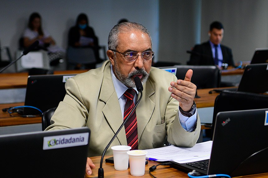 Em pronunciamento, à bancada, senador Paulo Paim (PT-RS).