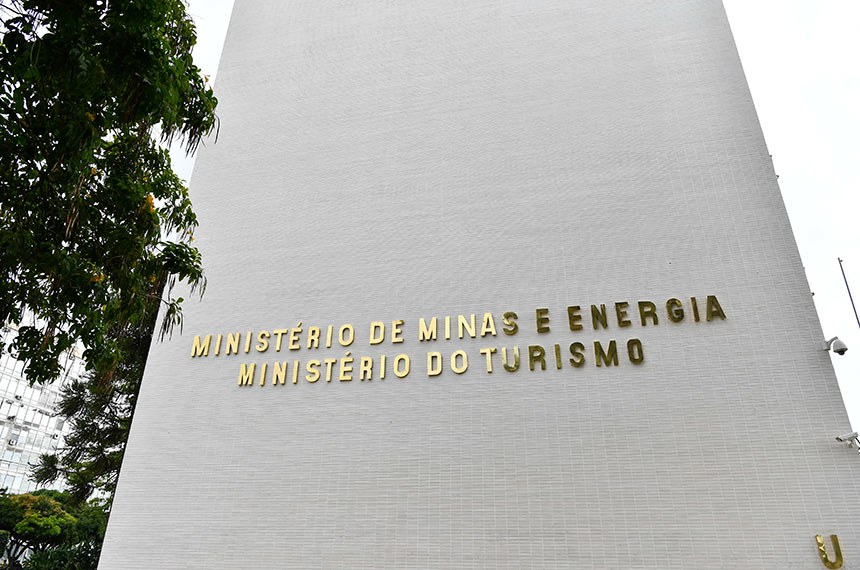 Com a troca de governo, o nome dos novos Ministérios do governo federal foram incluídos na fachada dos prédios da Esplanada dos Ministérios, em Brasília. Como algumas das pastas foram fundidas, o letreiro nas fachadas mudou.