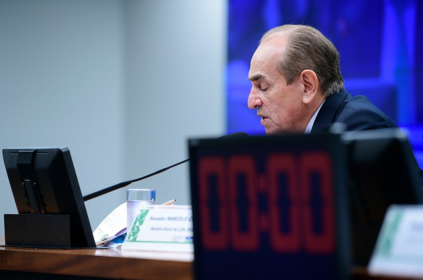 À mesa, relator geral da PLOA 2023, senador Marcelo Castro (MDB-PI).