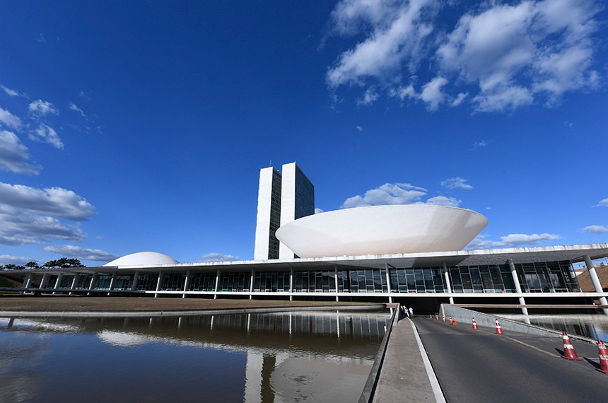 As cúpulas abrigam os plenários da Câmara dos Deputados (côncava) e do Senado Federal (convexa), enquanto que nas duas torres - as mais altas de Brasília, com 100 metros - funcionam as áreas administrativas e técnicas que dão suporte ao trabalho legislativo diário das duas instituições.