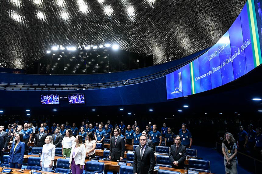 Em posição de respeito, parlamentares e convidados acompanham execução do Hino Nacional.