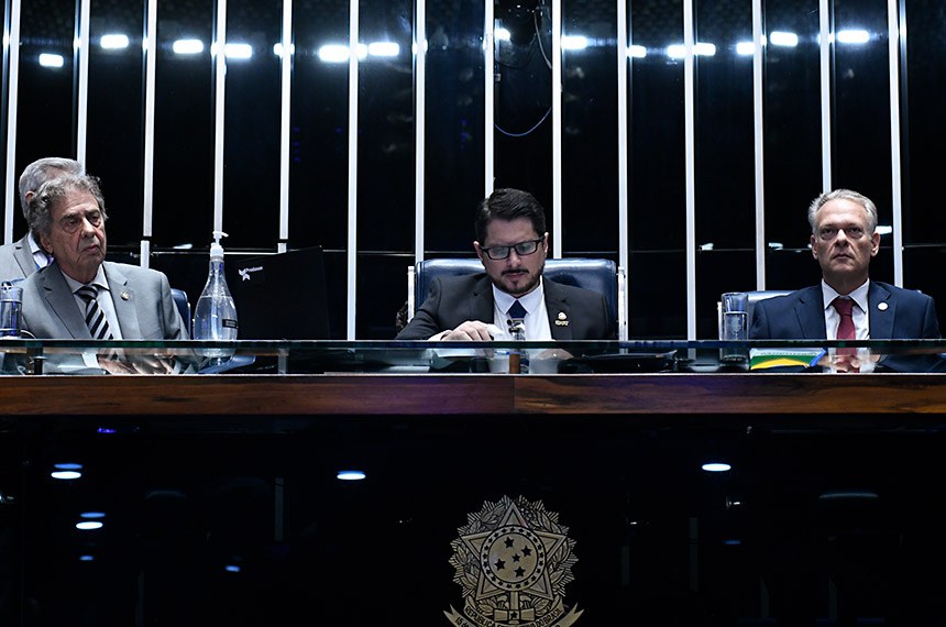 Mesa:
representante da Associação Nacional dos Delegados de Polícia Judiciária (ADPJ), Paulo Roberto D'Almeida;
presidente desta sessão de comemoração, senador Marcos do Val (Podemos-ES);
delegado-geral adjunto da Polícia Civil do Distrito Federal, Benito Augusto Galiani Tiezzi.