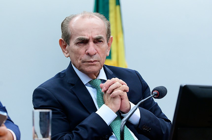 À mesa, relator geral da PLOA 2023, senador Marcelo Castro (MDB-PI).