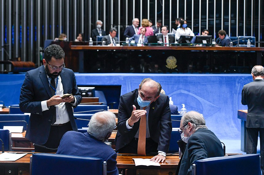 Senadores conversando: 
senador Oriovisto Guimarães (Podemos-PR); 
senador Marcelo Castro (MDB-PI); 
senador Tasso Jereissati (PSDB-CE).