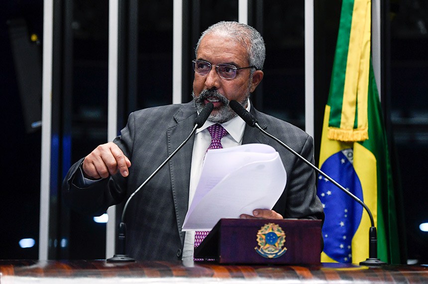Em pronunciamento, à tribuna, senador Paulo Paim (PT-RS).