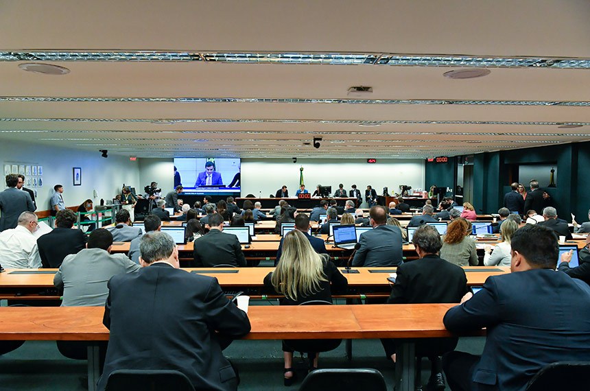 Mesa:
deputado Carlos Henrique Gaguim (União-TO);
presidente da CMO, deputado Celso Sabino (União-PA).
