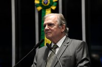 Em despedida, Tasso relembra trajetória e é homenageado pelos colegas