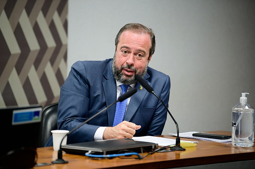 Em pronunciamento, à mesa, senador Alexandre Silveira (PSD-MG).