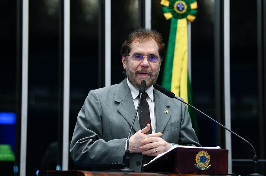 À tribuna, senador Plínio Valério (PSDB-AM). 
