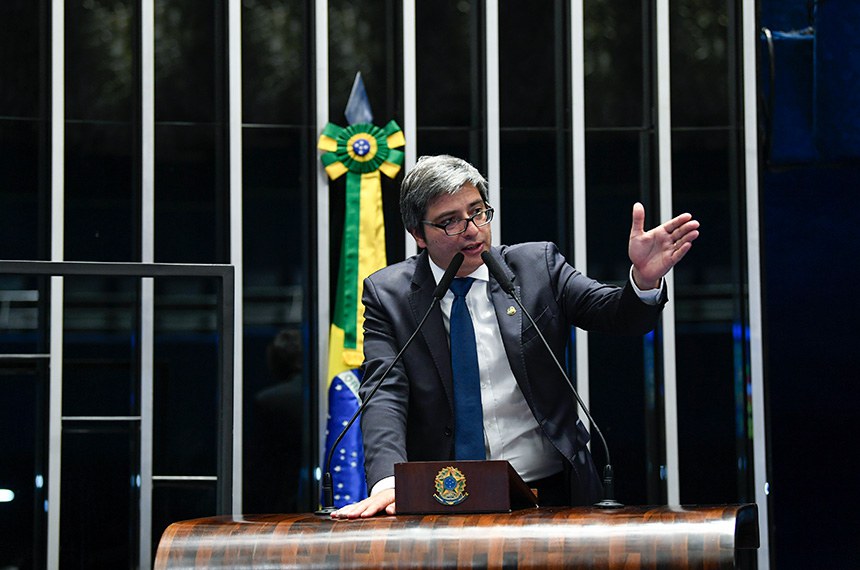 À tribuna, senador Carlos Portinho (PL-RJ).