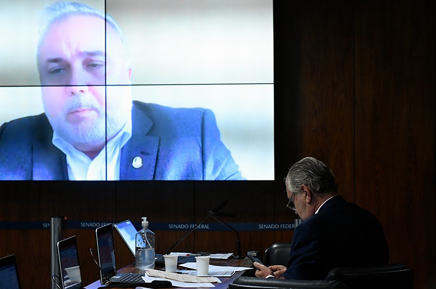 À bancada, senador Luis Carlos Heinze (PP-RS).