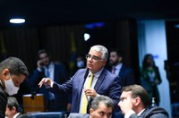 Eduardo Girão se solidariza com povo peruano após tentativa de golpe