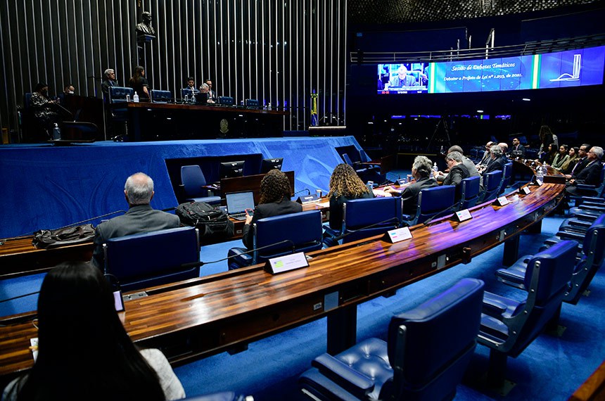 À mesa, presidente desta sessão de debates temáticos, senador Luis Carlos Heinze (PP-RS).