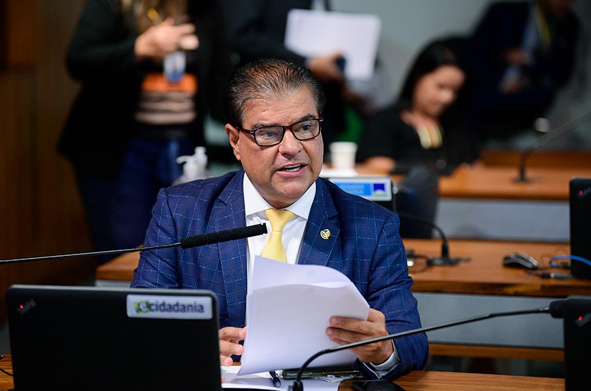 Em pronunciamento, à bancada, senador Nelsinho Trad (PSD-MS).