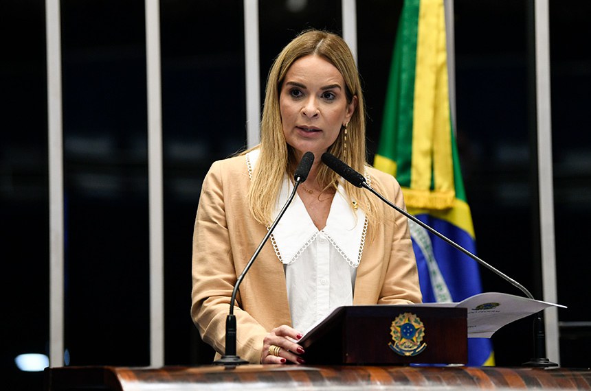 À tribuna, em discurso, senadora Daniella Ribeiro (PSD-PB). 