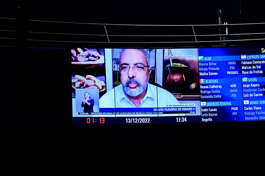 Painel exibe senador Paulo Paim (PT-RS) em pronunciamento via videoconferência. 