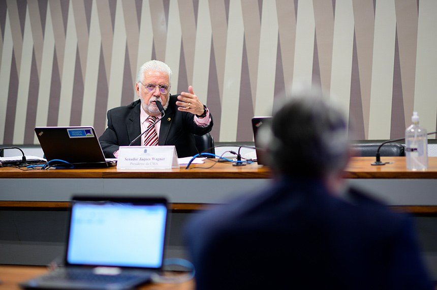 Em pronunciamento, à bancada, senador Luis Carlos Heinze (PP-RS).