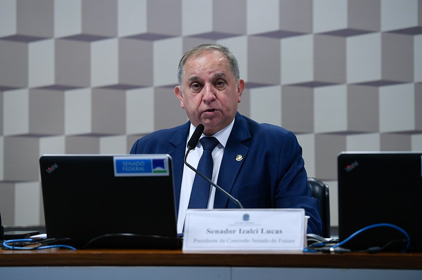 À mesa, presidente da CSF, senador Izalci Lucas
(PSDB-DF), conduz audiência. 