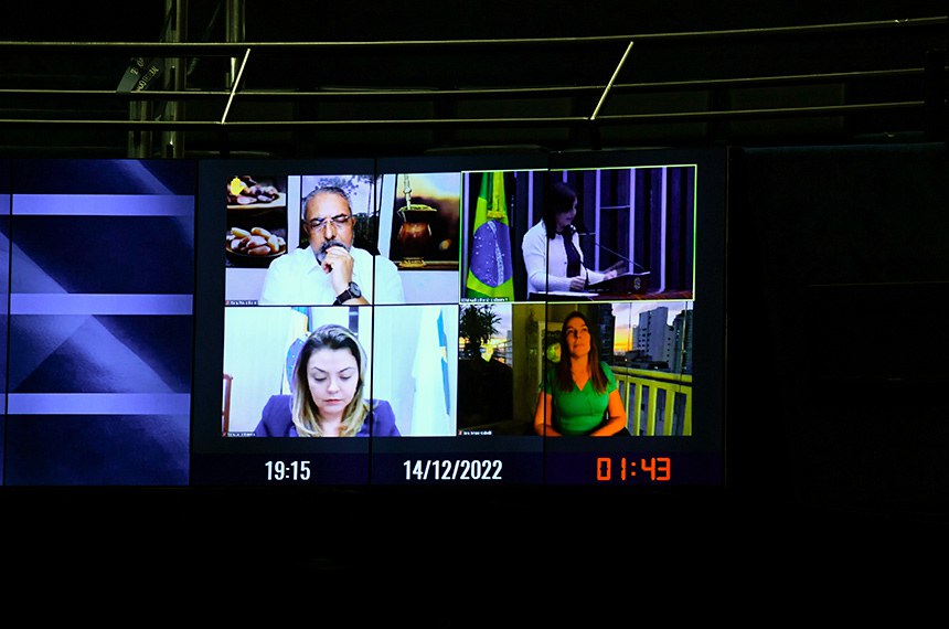 Participam via videoconferência:
senador Paulo Paim (PT-RS); senadora Mara Gabrilli (PSDB-SP); senadora Leila Barros (PDT-DF).
