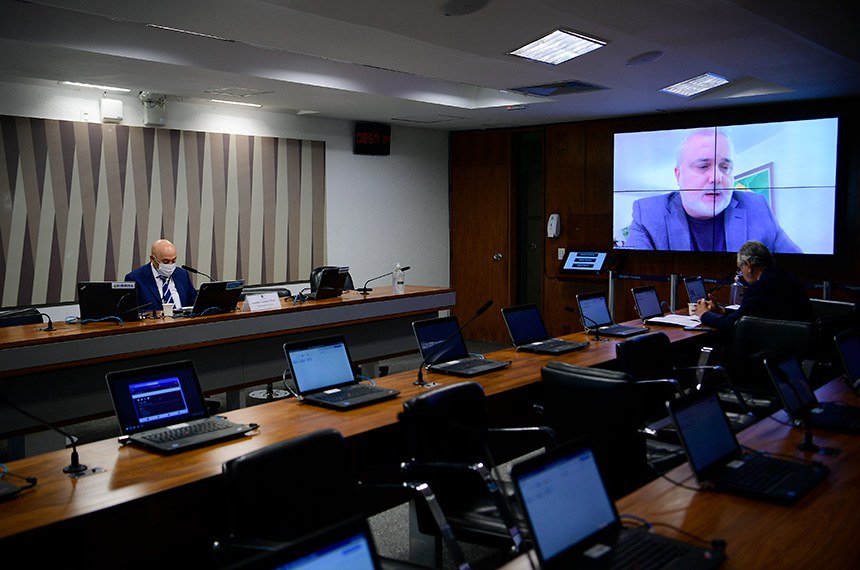 À bancada, senador Luis Carlos Heinze (PP-RS).