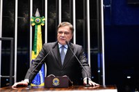 Em despedida do Senado, Alvaro Dias destaca 'trabalho incansável' no combate à corrupção
