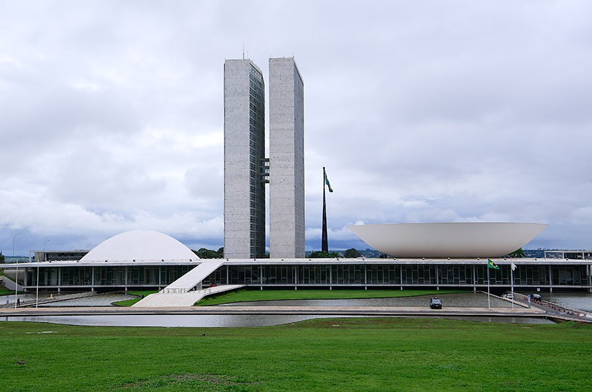 As cúpulas abrigam os plenários da Câmara dos Deputados (côncava) e do Senado Federal (convexa), enquanto que nas duas torres - as mais altas de Brasília, com 100 metros - funcionam as áreas administrativas e técnicas que dão suporte ao trabalho legislativo diário das duas instituições.