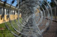 Projeto pune preso que usar celular e coloca criação de milícias entre os crimes hediondos