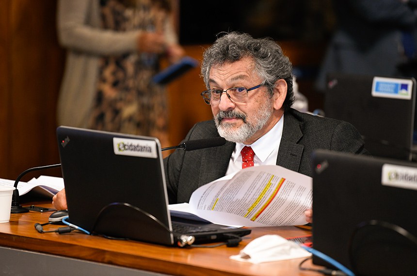 Em pronunciamento, à bancada, senador Paulo Rocha (PT-PA).