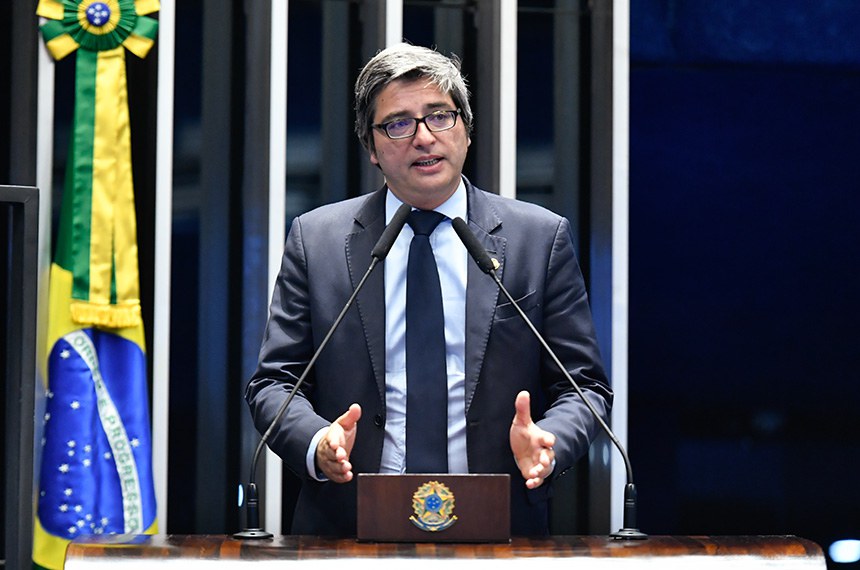 Em discurso, à tribuna, líder do governo no Senado Federal, senador Carlos Portinho (PL-RJ).