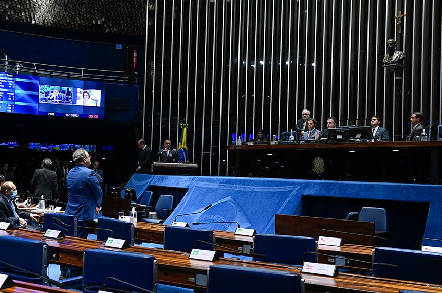 À bancada, senador Roberto Rocha (PTB-MA).