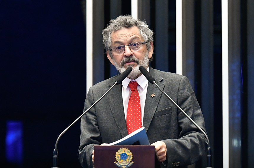 Em discurso, à tribuna, senador Paulo Rocha (PT-PA).