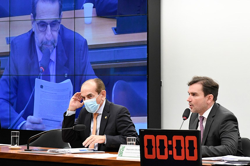 No painel, deputado Enio Verri (PT-PR) em pronunciamento.